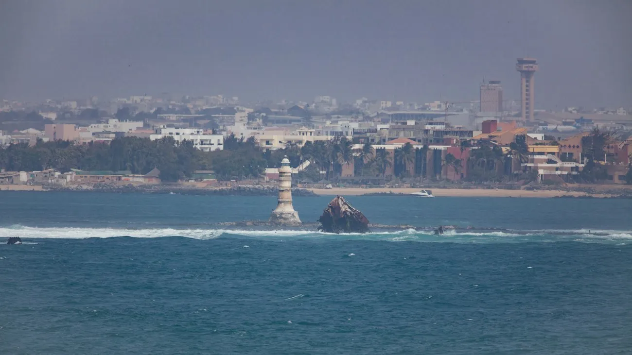 Front de mer de Dakar et son phare